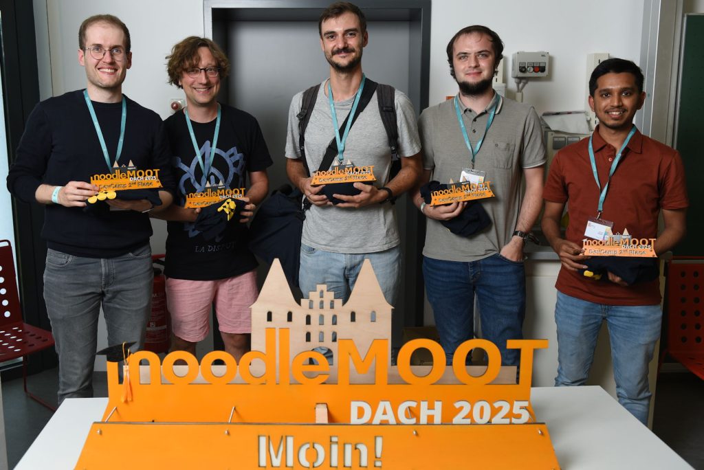 Team "Teacher tours" (Platz 2) v.l.n.r.: Julien Breunig, Christian Wolters, Bastian Schmidt-Kuhl, Nikolai Jahreis und Nihaal Shaikh. Foto: TH Lübeck, Gregor Huber.